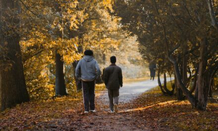 哈佛追蹤 80 年的幸福研究：讓人健康快樂的不是錢，而是「關係」