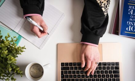 如何建立無法被 AI 取代的思考習慣？密涅瓦大學的啟發：先寫假設，再問 AI