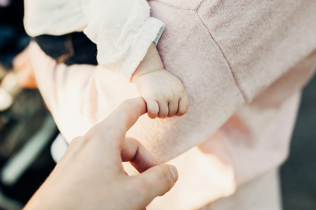 你成為心目中的大人了嗎？打破「代間傳遞」，不是變得不會怕，而是學會接住自己