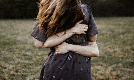 「妳為什麼對我這麼好？」善意傳遞與互惠規範：我們幫人，是因為曾被溫柔對待